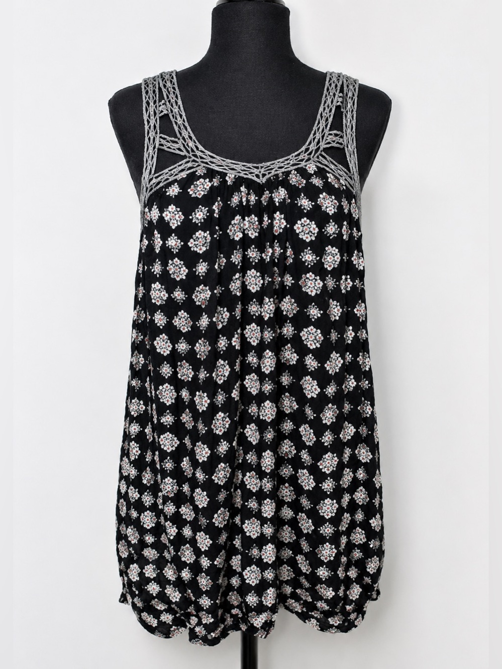 American Eagle Outfitters Black Sleeveless Floral Camisole with Crochet Trim